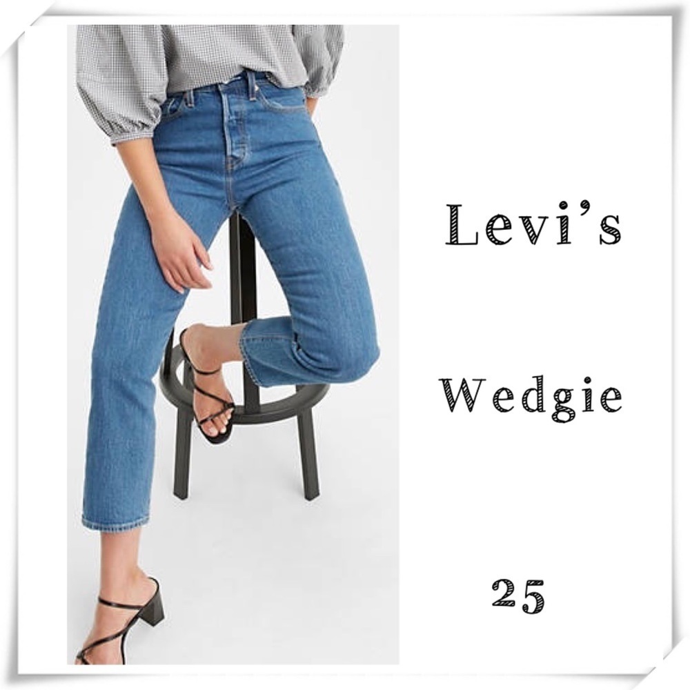 LEVI’S Premium Wedgie High Rise Jeans Button fly in Medium Washed